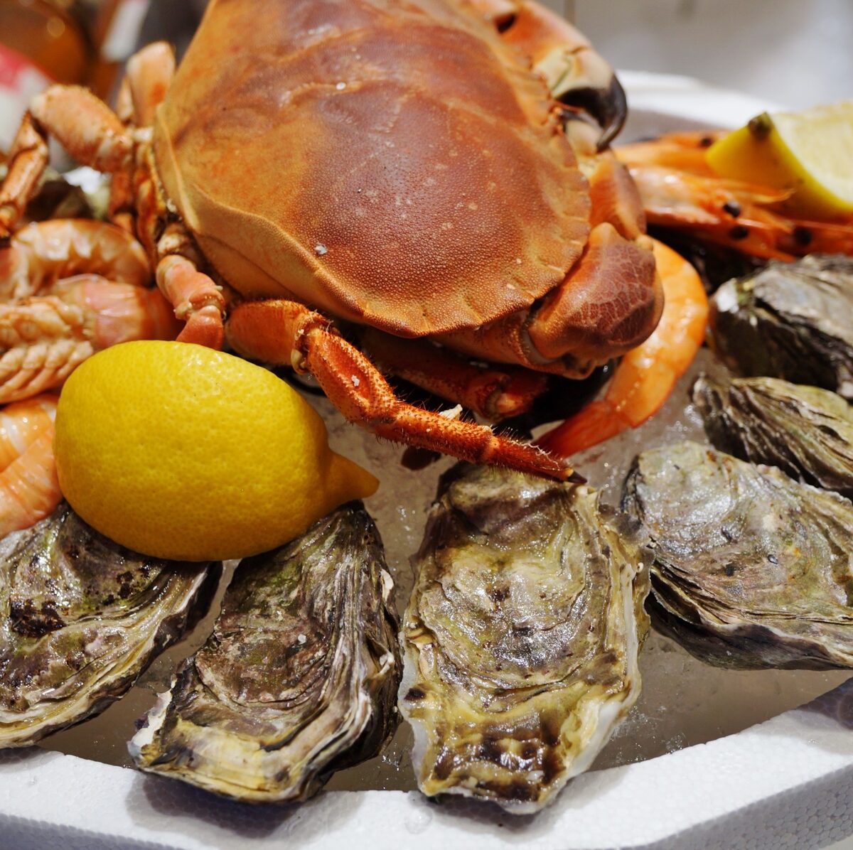 Plateau,De,Fruits,De,Mer,(seafood,Platter),In,A,Market Plateau de fruits de mer (seafood platter) in a market in Brittany