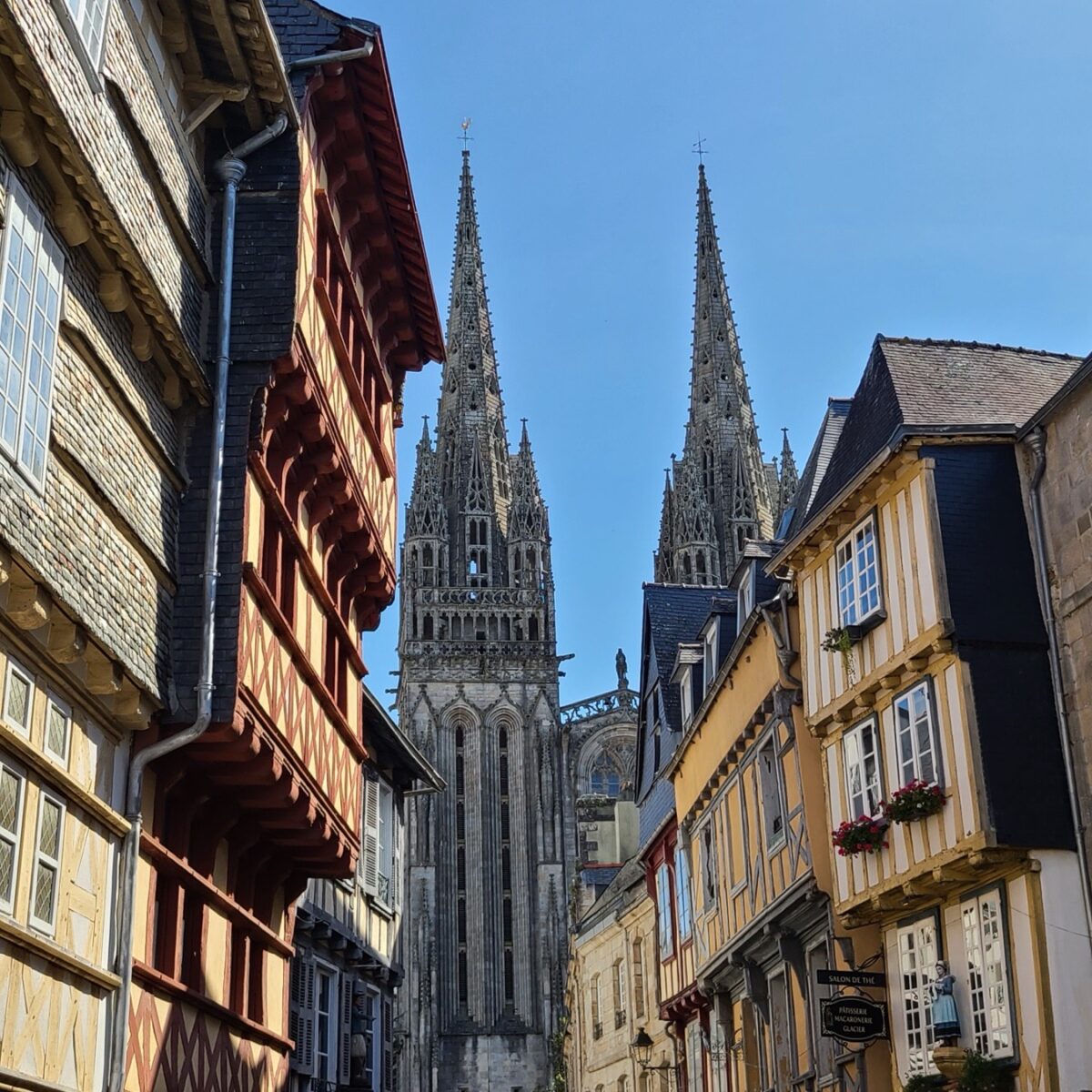vieux-quartier-rue-kereon-cathedrale-st-corentin-quimper-bretagne vieux-quartier-rue-kereon-cathedrale-st-corentin-quimper-bretagne